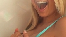 krągła blondi masturbuje się na balkonie