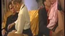 owłosionym cipskiem świeci przed kamerą