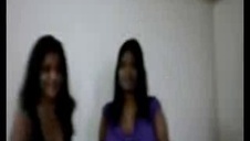 laseczka zabawia się ostro na sofie