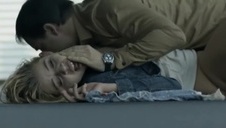 lekarz rucha dziunię w szpitalu