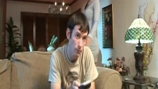 piękna z mega biustem siada na kocyku i się masturbuje