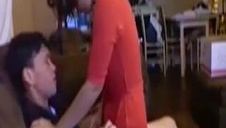 dwie sexi lesbijki w loczkach na kanapie