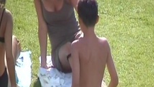 ujeżdża go ogoloną szpareczką