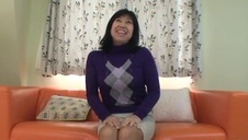 rucha modelkę i bawi się jej biuścikiem