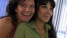 rude seks laseczki na białej kanapie