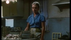 z niewielką azjatką na łóżeczku