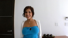 blond babeczka jest dupczona na kanapie