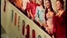 pokazuje swoje skarby w restauracji