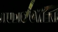 roztańczone studentki w mieszkaniu