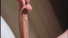 dwie porządne dziewczyny bzykają się z nim na wyrku