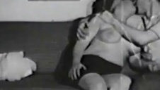 wspólne igraszki w łóżeczku