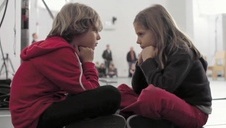 podniecająca mamuśka nago na kanapie