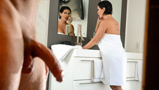 karina rozkłada nogi i bawi się piczką