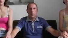 czarnowłosa azjatka w pościeli