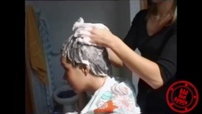 młoda uczennica w warkoczach siadła na bata