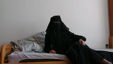 laseczka z małym biustem rozkłada nóżki na kutasie