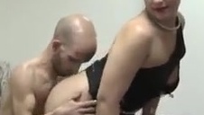 murzyn zapina ciemnowłosą