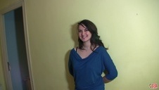 blond kotka skacze na czarnej pałce