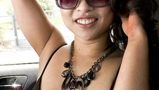 zwariowana nastolatka z grubą pałką w ustach