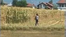 lesbijka wsadza języczek między jej pośladki