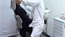 chuda suczka grzmoci się w łazience