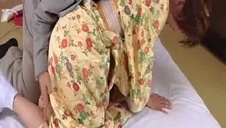 ładna blondyna pokazuje swoje piersi