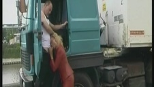 fajna suczka pokazuje ciałko