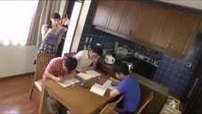 czekoladka fajnie liże bladego fiuta