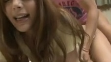 cycata amatorka pozuje na kanapie