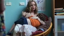 młoda laska na wielkim dildo