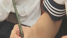 masturbuje się czerwoną wibrą