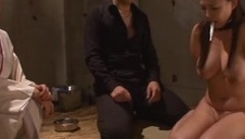 dziewczyna w krótkich włosach zrobiła lodzika