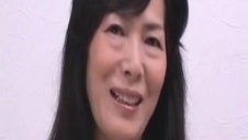 czarnowłosa suczka liże swe paluszki