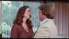 torturowana wisi do góry nogami