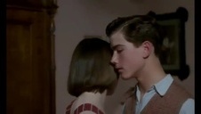 dwie czarnowłose ślicznotki w trójkącie