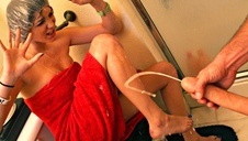 brunetka z penisem między cycami