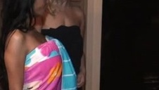 brunet lubi jej duże piersi i poślady