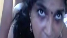 cycata olivia daje sobie z palca na kanapie