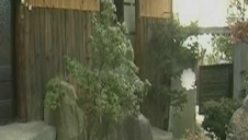 posuwa wytatuowaną czekoladkę