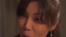 brunetka z seks zabawką w nawilżonej muszelce