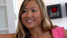 naga brunetka rozkłada nóżki i robi sobie dobrze