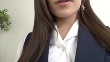 brunetka fajnie liże jajka w ogrodzie