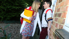 zapina rudą prezenterkę w dupę