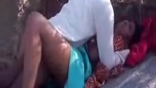 z młodą na czerwonej kanapie