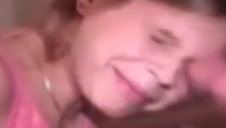 wypinająca się blondi ma gładką piczkę