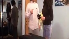 młoda japonka z zalaną szparą