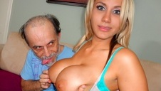 strzał w usta blondynki