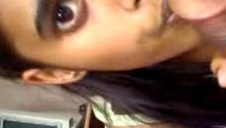 daje sobie z palca przy zapalonym świetle