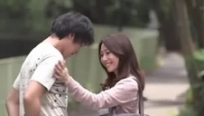 chłopak dostaje wskazówki