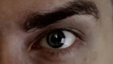 czekoladowa modelka pchana na na łóżku